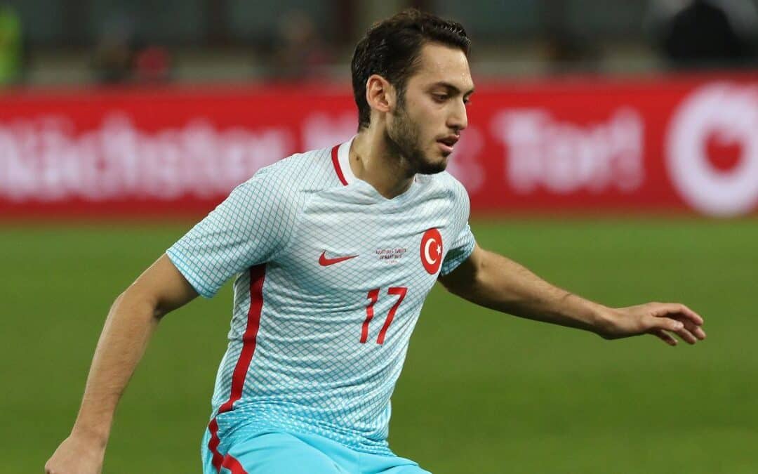 Mani alle orecchie ma poca sostanza: lo strano derby di Calhanoglu