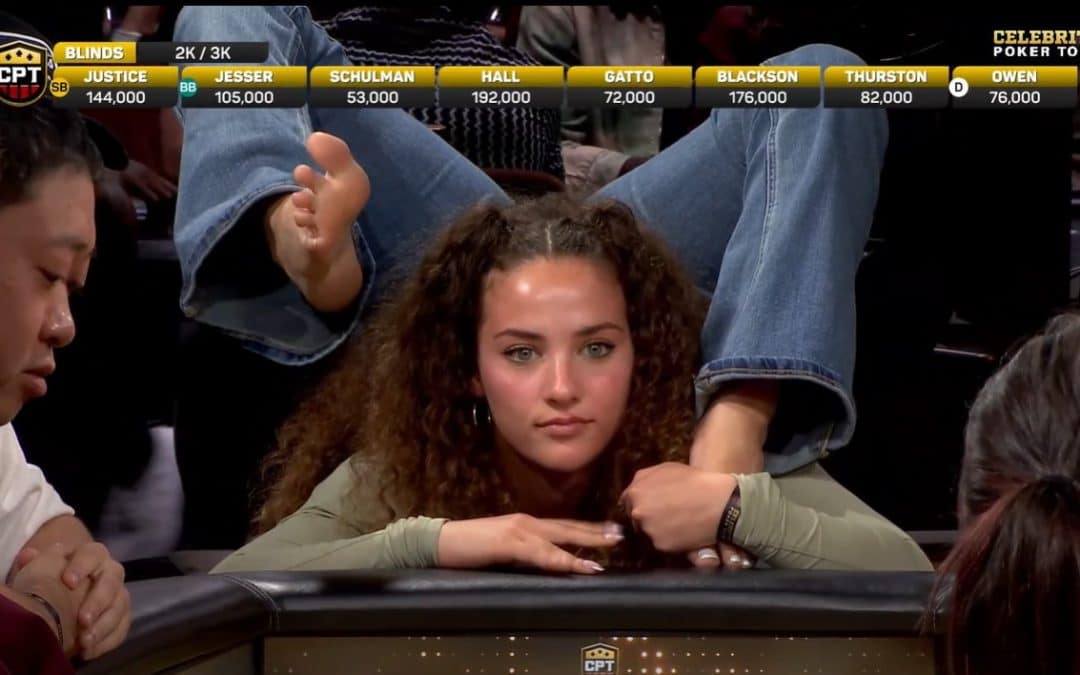 Una contorsionista al tavolo da poker: giocate con i piedi e a testa in giù