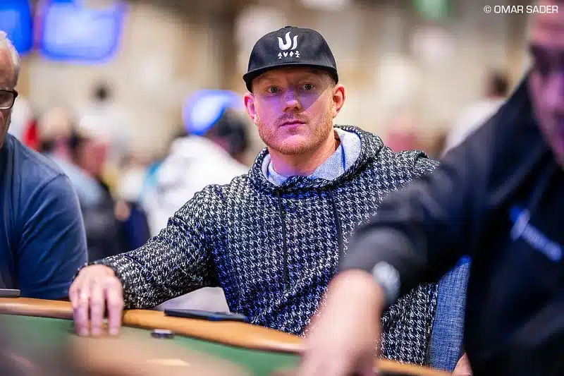 Jason Koon in bluff nell’early stage del 250k$ Super High Roller WSOP, Ben Heath folda trips