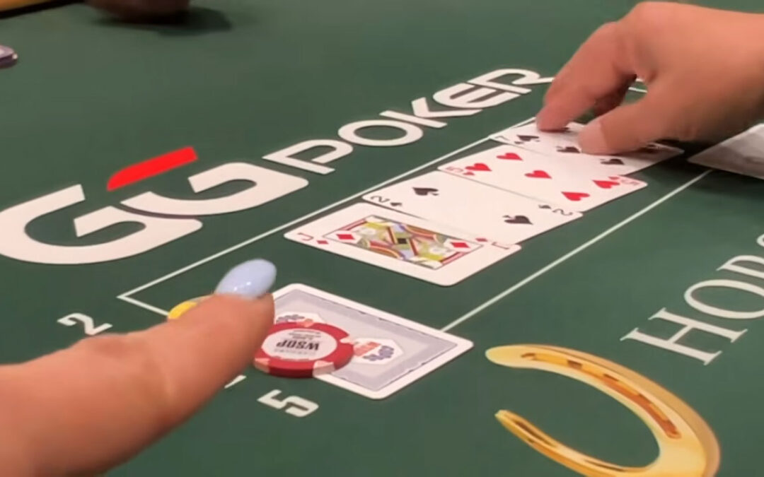 4 carte sul flop: giocatrice fa scartare quella sbagliata e chiude set