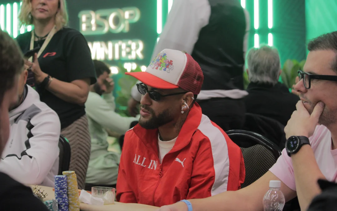 Pioggia di critiche a Neymar che gioca a poker mentre la sua squadra è in trasferta: “Occupatevi della vostra vita”